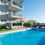Ten-bedroom In Holiday home *
