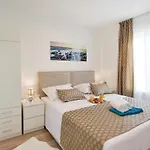 Ten-bedroom In Holiday home