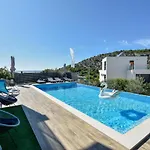 Ten-bedroom In Holiday home Razanj