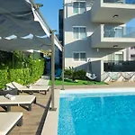 Ten-bedroom In Holiday home