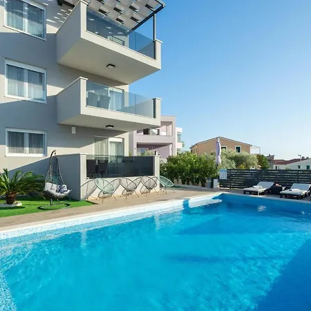 Ten-bedroom In Holiday home *