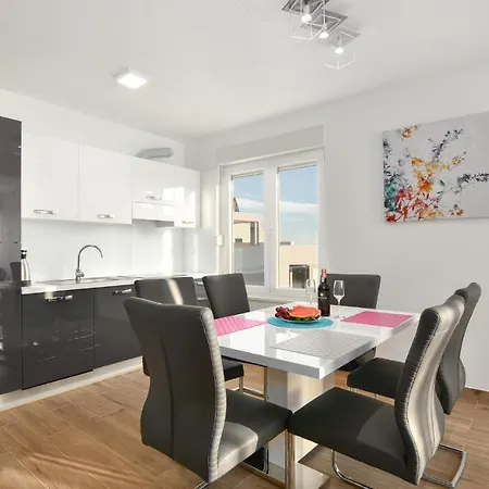 Ten-bedroom In Holiday home Razanj