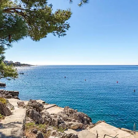 Ten-bedroom In Holiday home Razanj