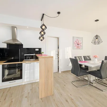 Hébergement de vacances Charmante Maison Avec Sauna à *