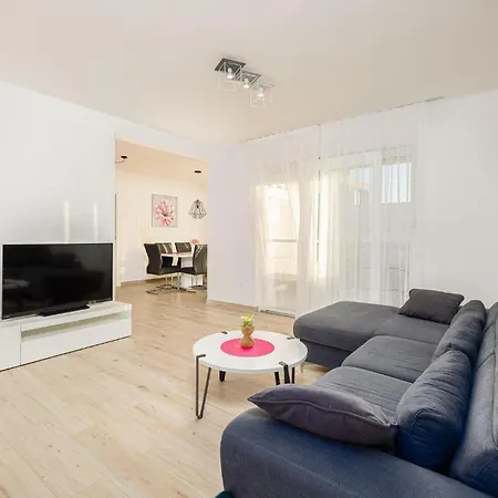 10 Bedroom Gorgeous In Holiday home Razanj