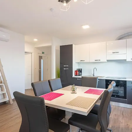 Vakantiehuis Ten-bedroom In